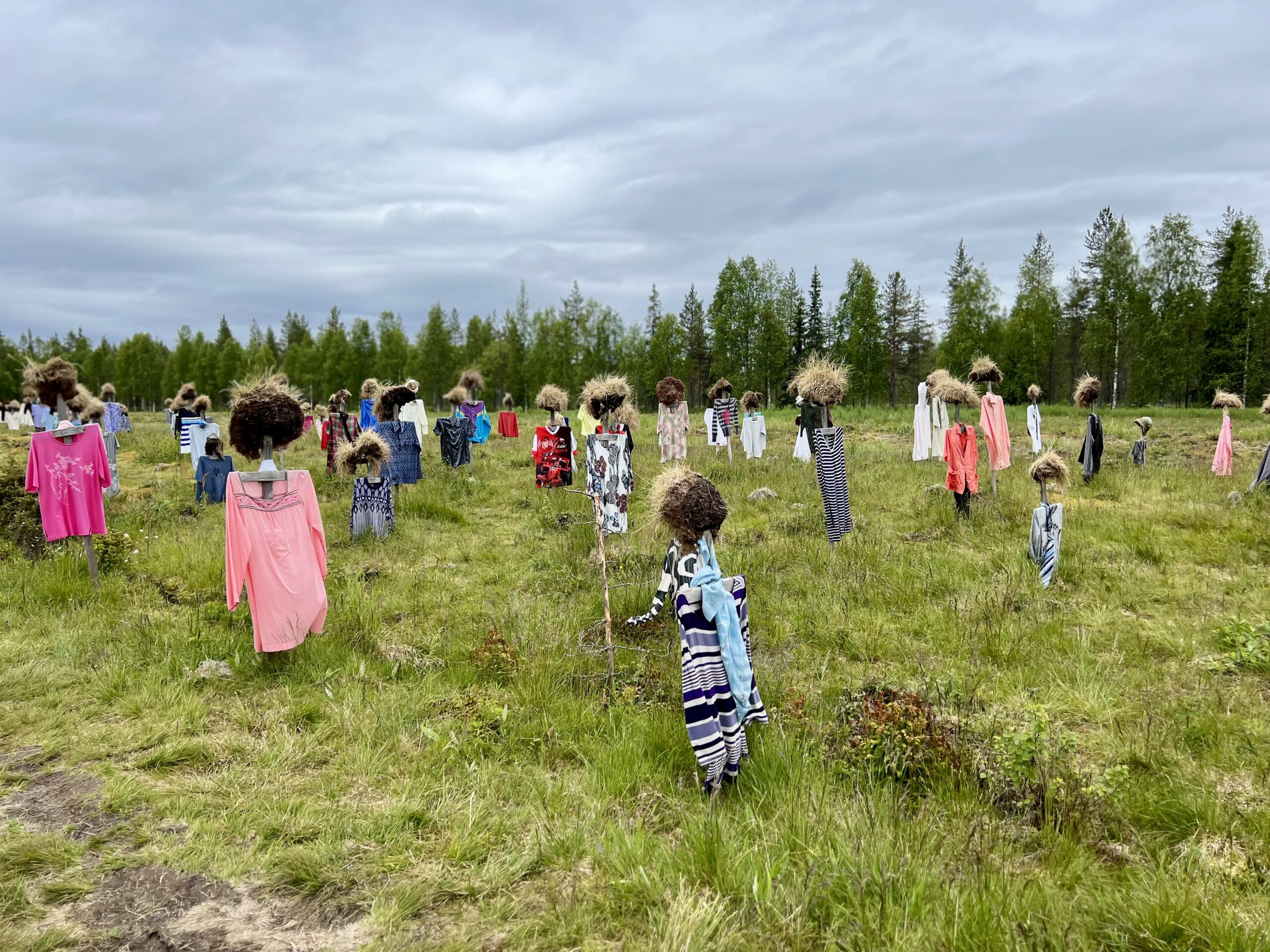 Unique Finland day trip – The Silent People art by Reijo Kela. The scarecrows are dressed up in the field.
